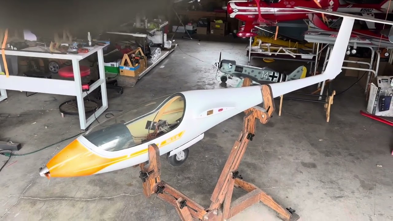 Rc glider , ASH 31 6.4m ARF , as the propeller turns..