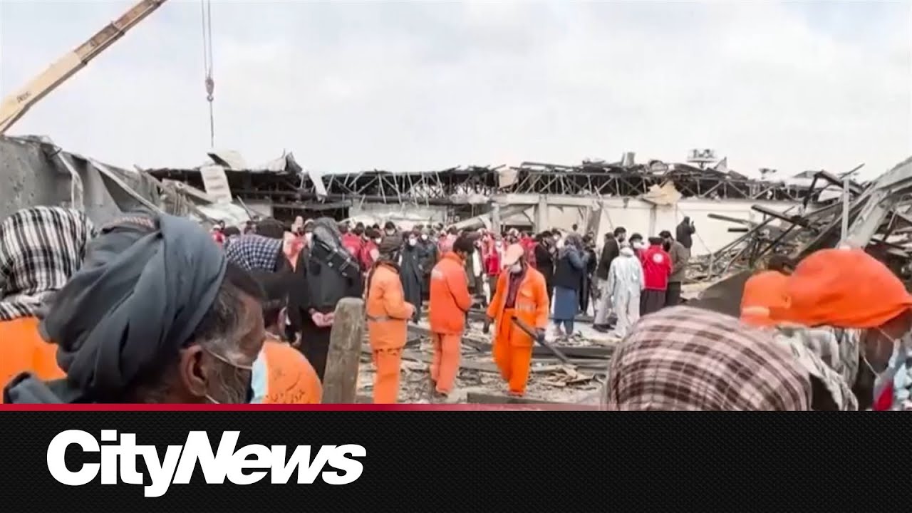Семьи ищут своих близких после забастовки в больнице Кабула, в которой обвиняют Пакистан.