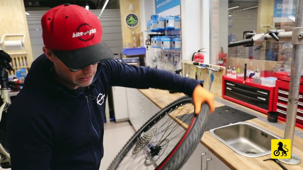 Skifte dekk p&aring; elsykkel