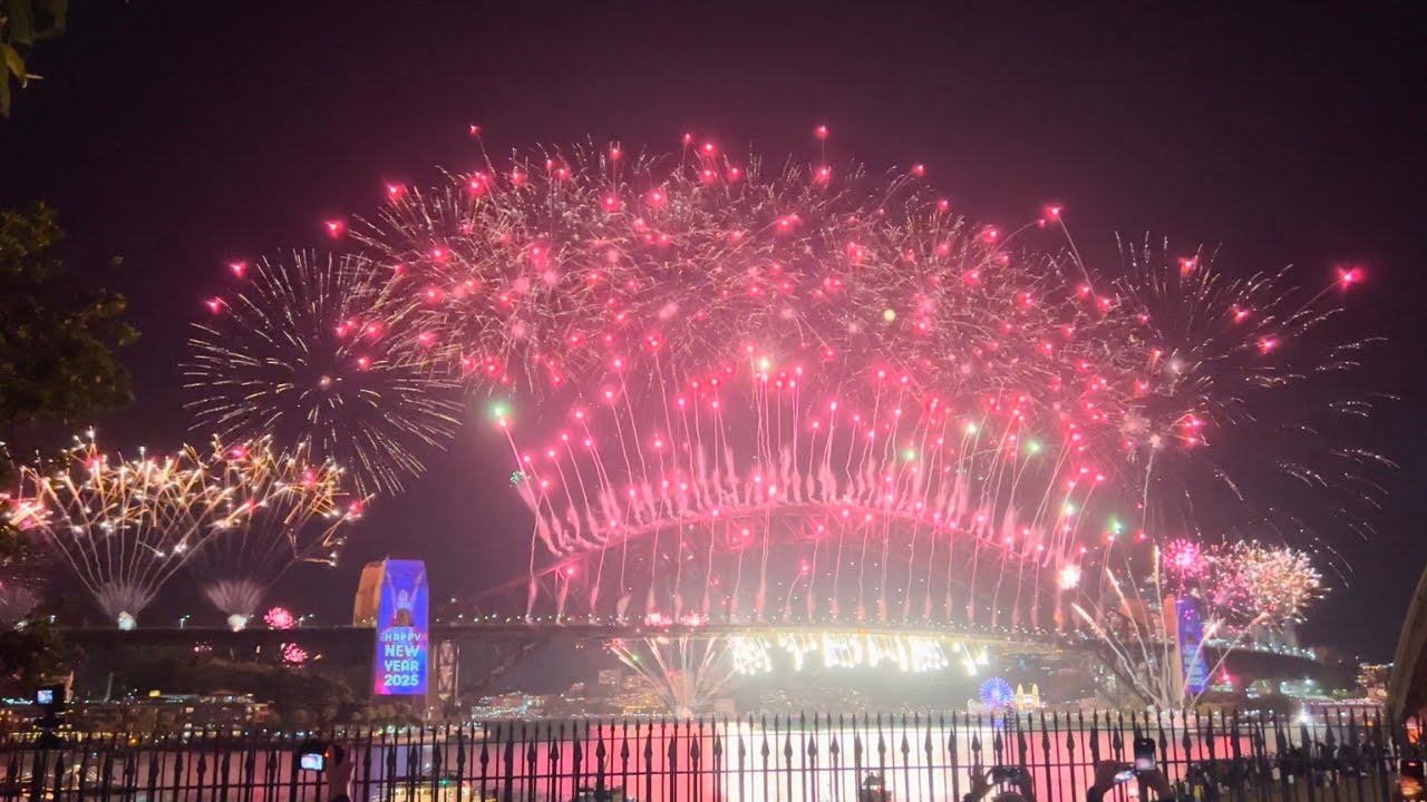 Sydney New Year’s Midnight Fireworks 2025 w/ Soundtrack