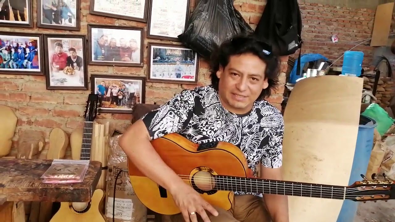 Lin Angulo Los kjarkas  con una guitarra RAMIREZ russ