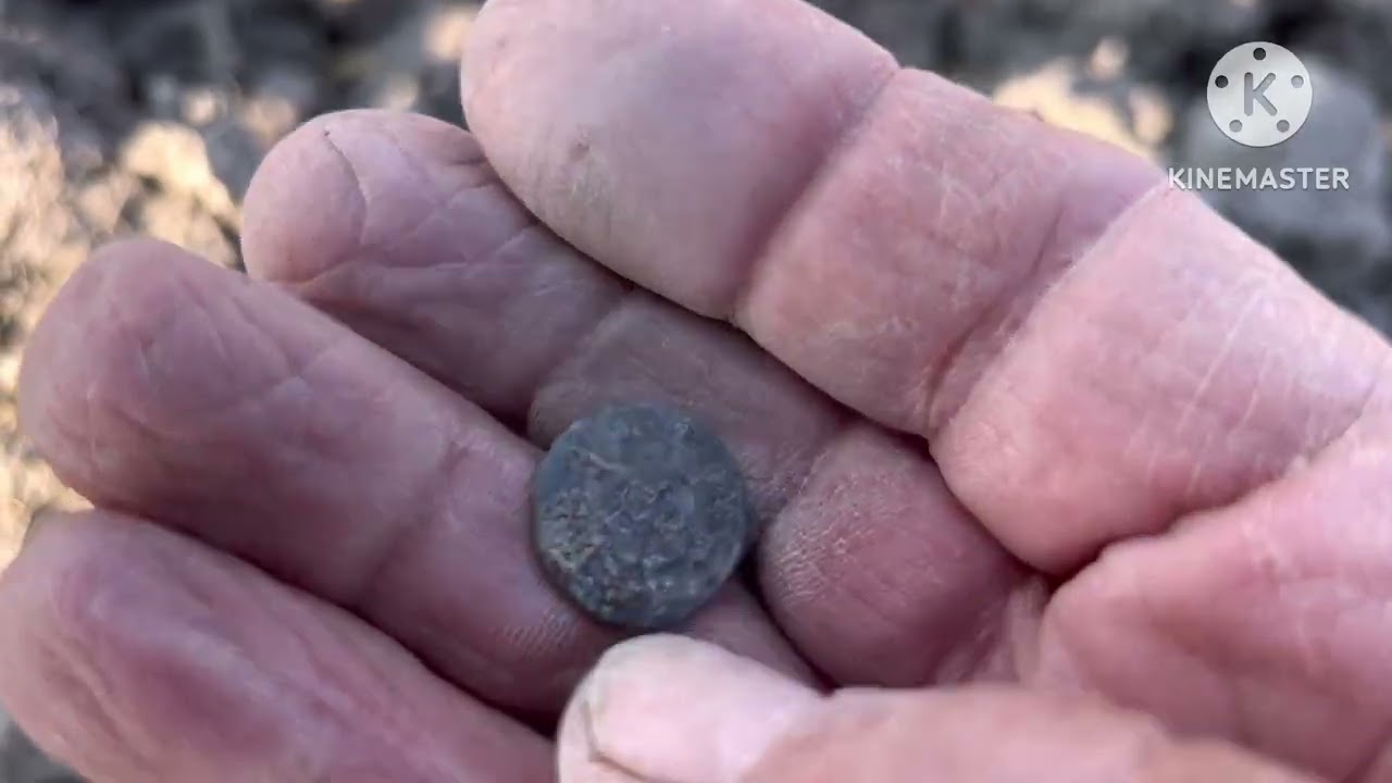 Moneda de 1748 vitraque y anillo colonial