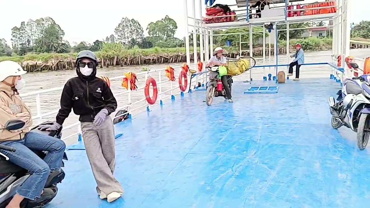 Mình đi phà mới từ Lục Sĩ qua chợ Mái Dầm