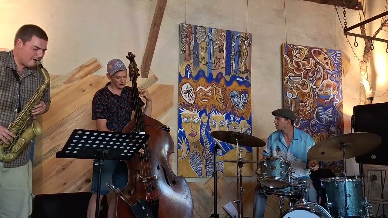 Trio Tribute to Ornette: Emile Rameau ( batterie),Thibault Cellier( ctb.) Liam Szymonik (saxophones)