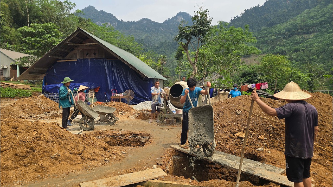 To earn money to pay Linh Dan's tuition, Thanh got a job digging foundations at a construction site.