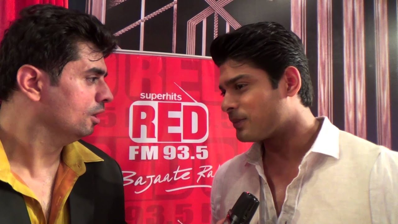 Siddharth Shukla with RJ Pritam Pyaare at The 7th Boroplus Gold Awards, Powered by Elle 18