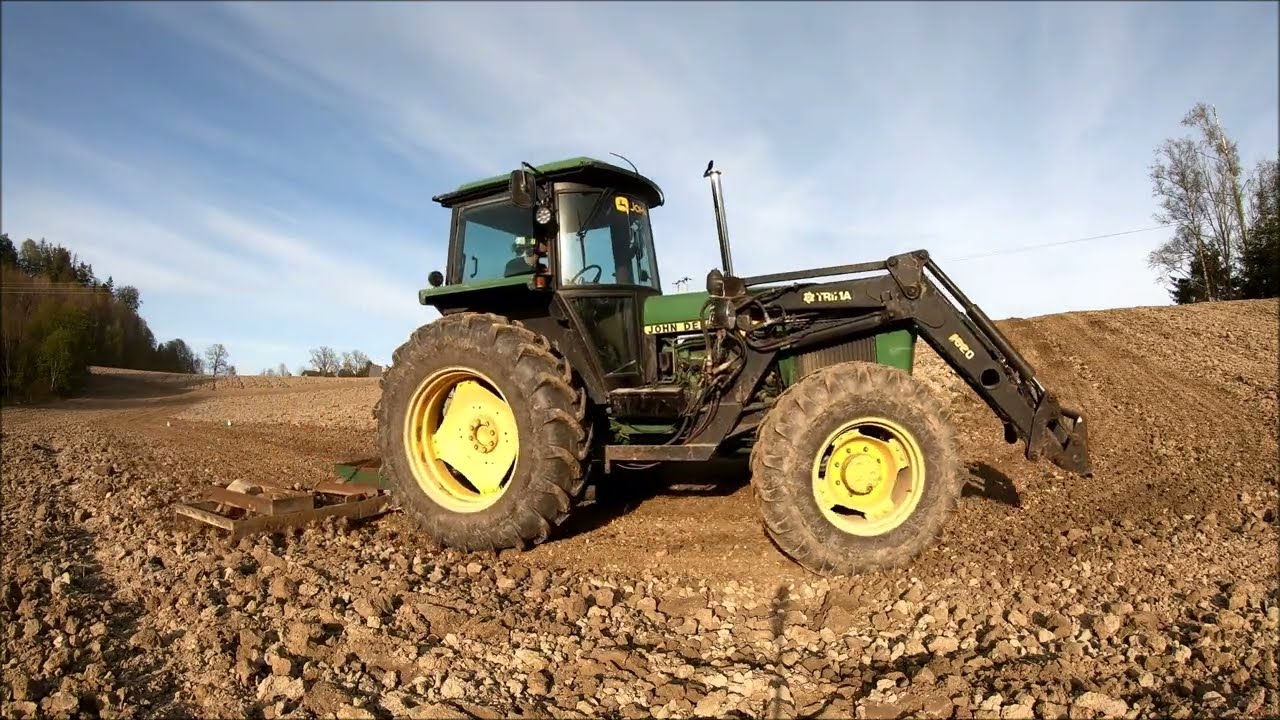 John Deere 3040 Turbo pulling a dutch harrow/leveling harrow