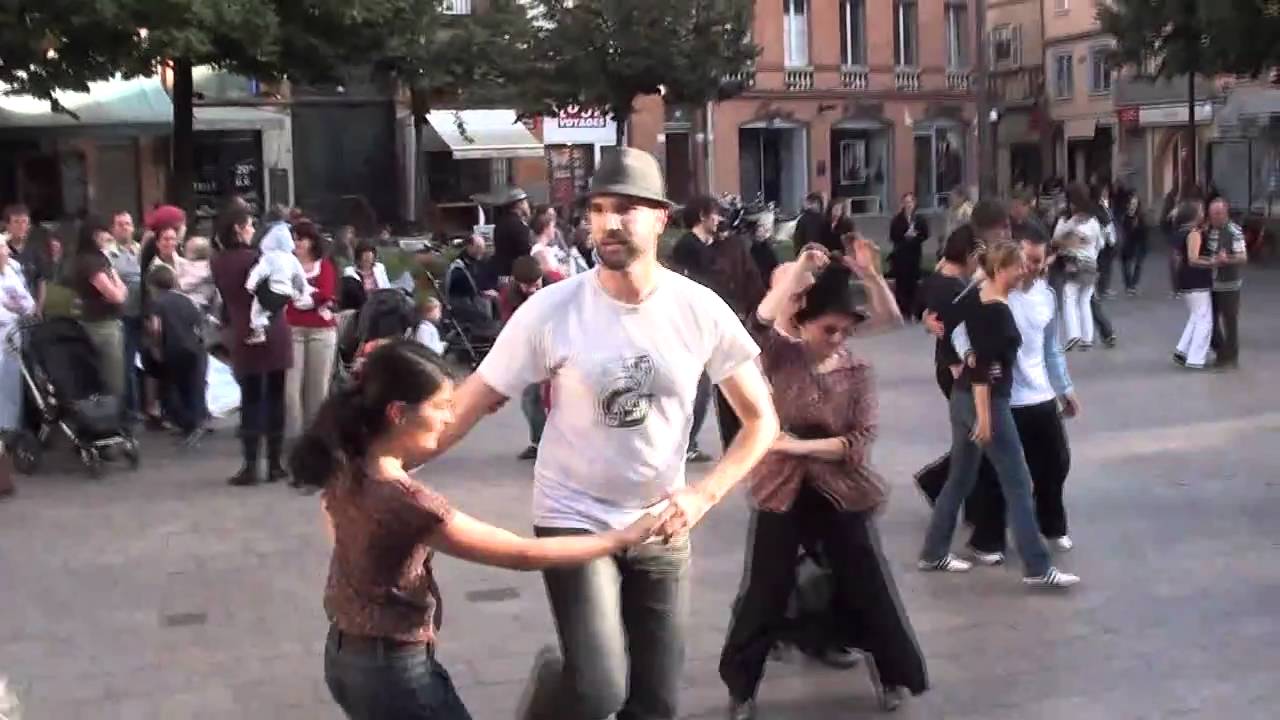 Samar & Gontran dancing on Saint Georges square