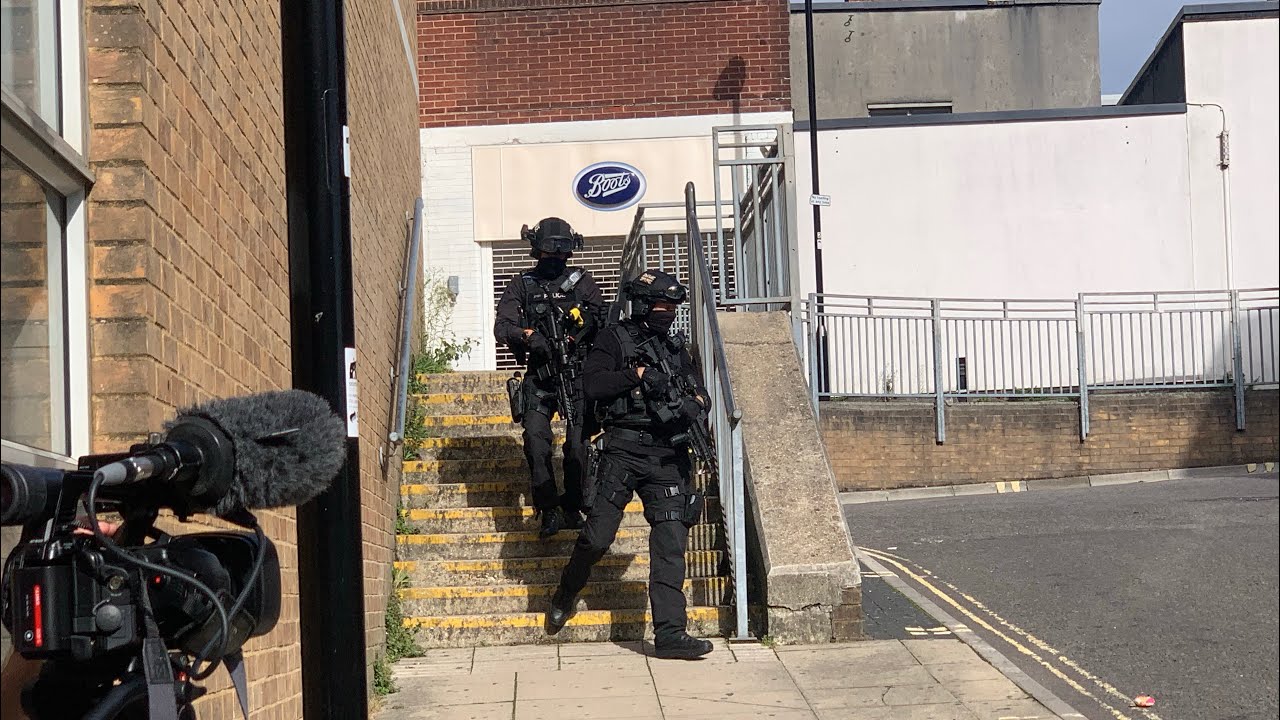**HUGE ARMED RESPONSE** to a firearms incident in Southampton