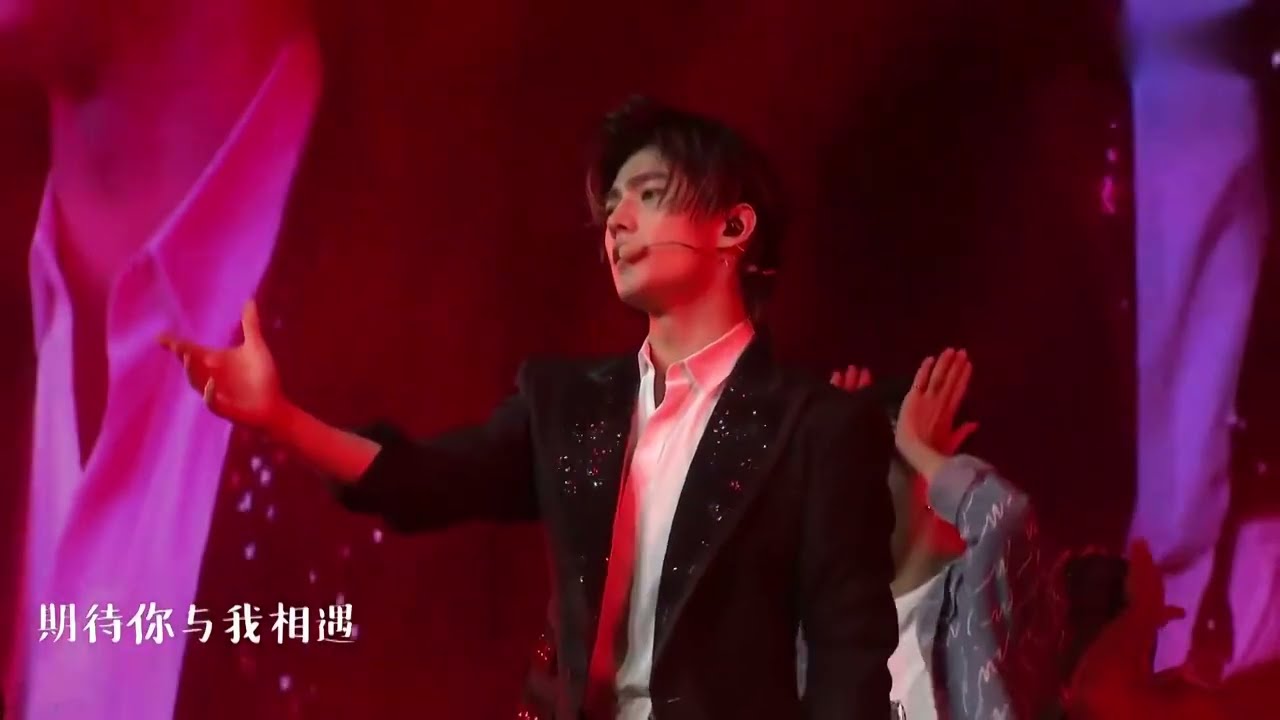 YangYang#杨洋 《Forever Young》造型炫酷，洒脱惬意，引得全场欢呼尖叫！