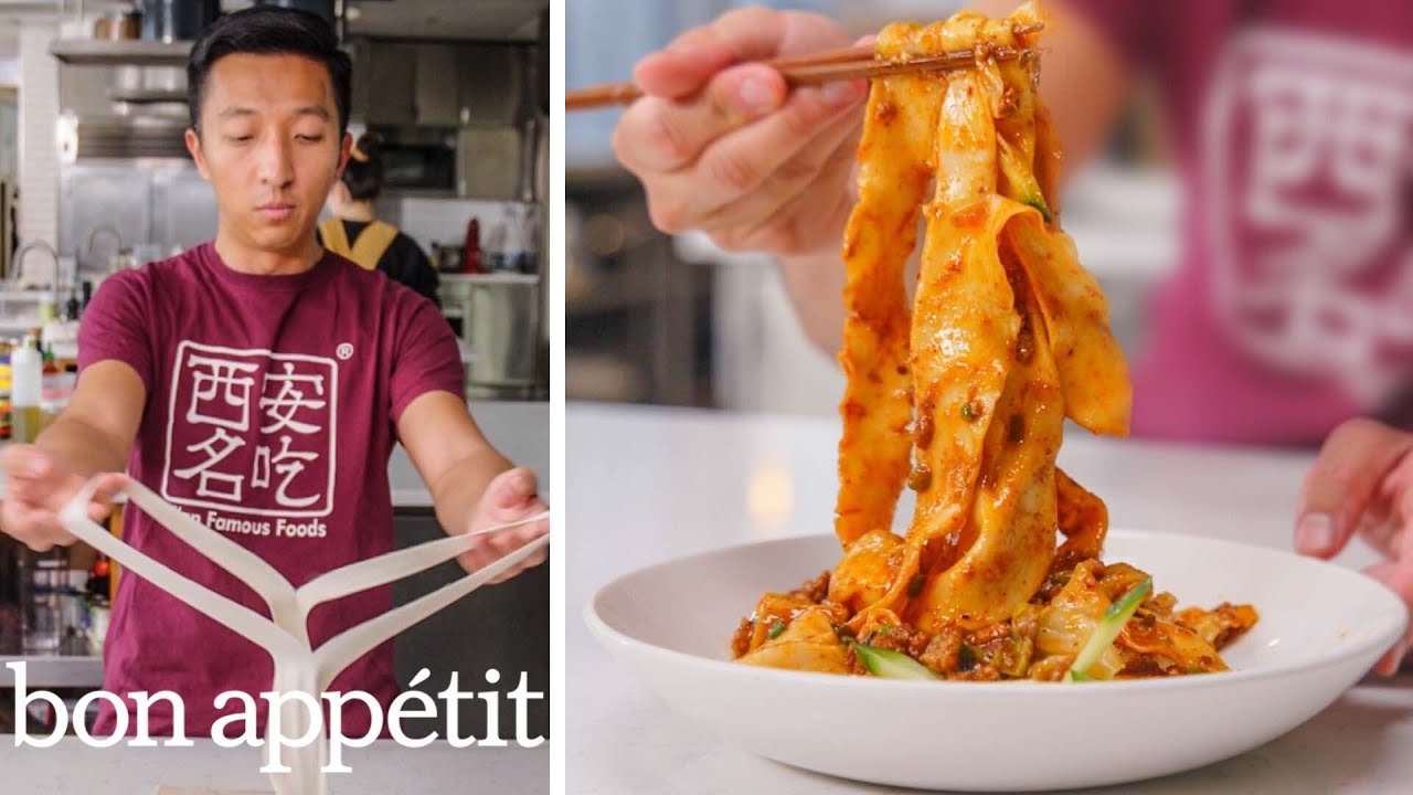 Как готовят лапшу, рвутую вручную, в ресторане Xi'an Famous Foods | С тестовой кухни | Приятного ...