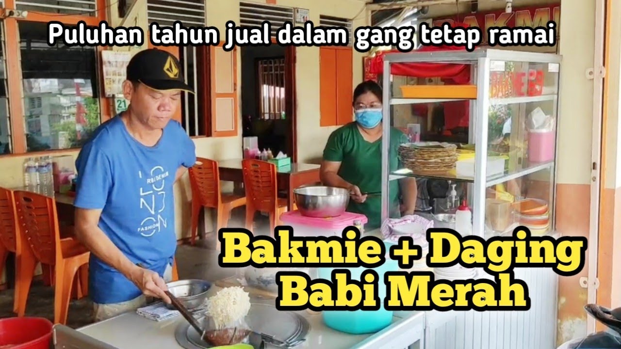 Bakmie dengan Daging Babi Merah di dalam Gang. Topping dan porsinya banyak hanya 15ribu!!