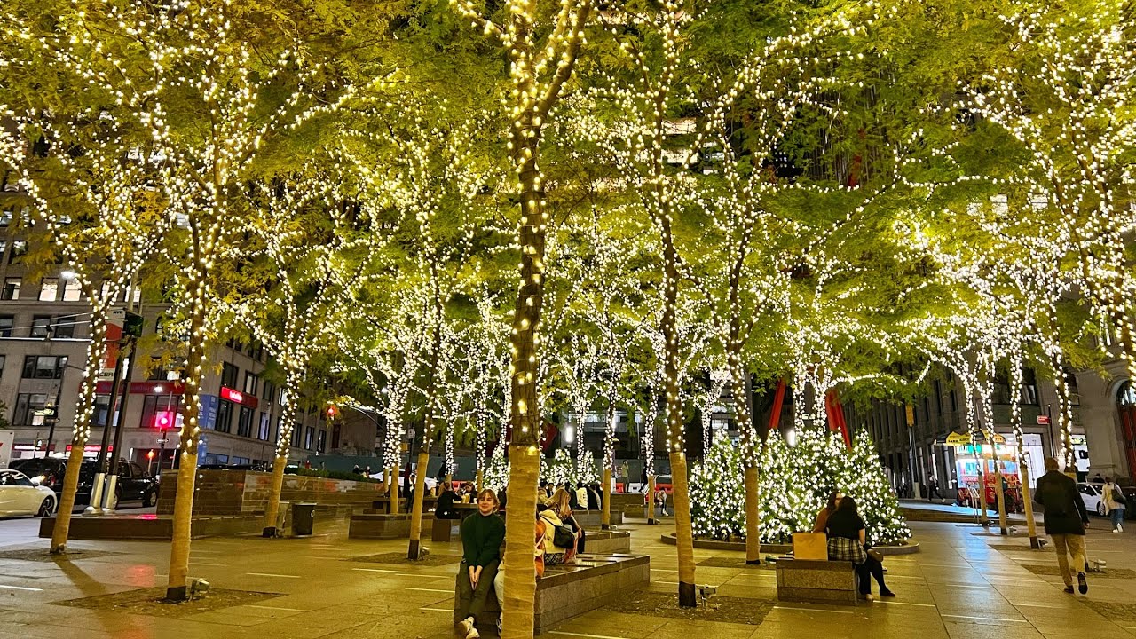 [4K HDR] Holidays in New York City ✨ Zuccotti Park Downtown Manhattan Christmas Decoration 2021🎄