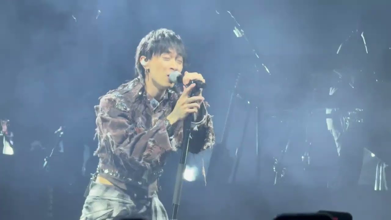 keshi - Requiem (Live) Tour @ Paramount Theater Seattle (clips)