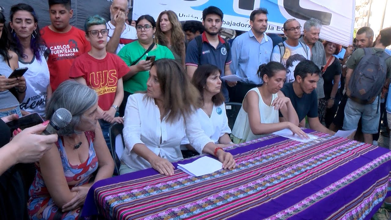Gremios docentes porteños realizaron una protesta en rechazo al cierre de carreras de profesorado