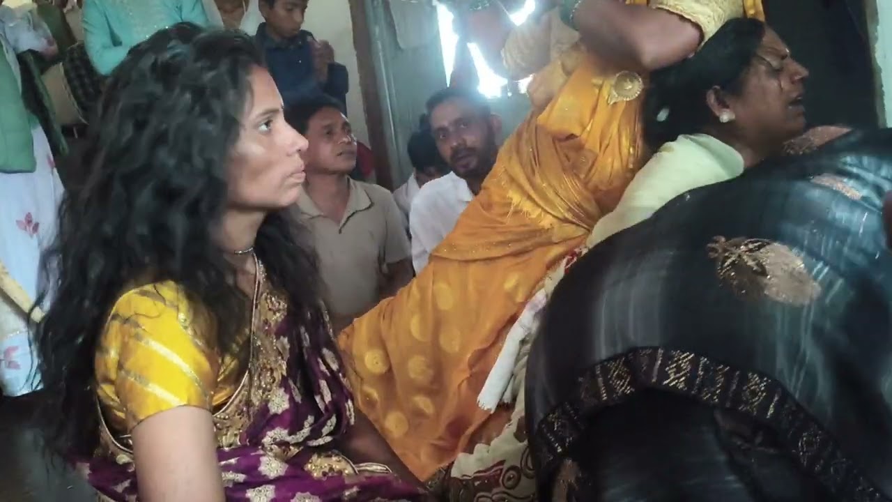 छत्रपाल बाबा के इलाज करते हुए महिमा 
