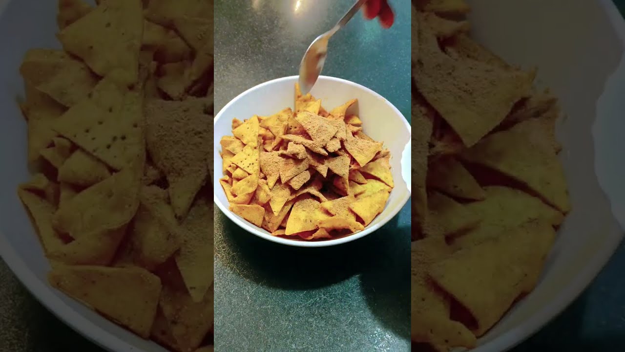 एक कप मक्के के आटे से 5 मिनट में ढेर सारे नाचोज घर पर बनाएं। Makke ke aate ka snacks