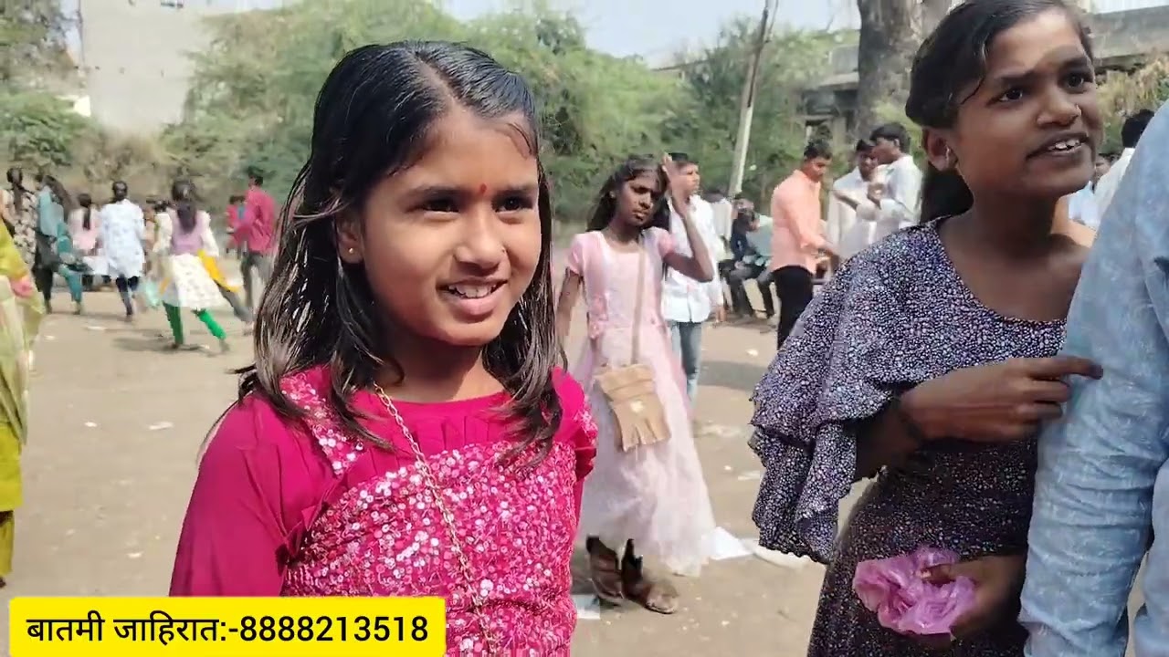 अंबड येथील सावित्रीबाई फुले यांच्या विद्यालयात आनंद नागरी मध्ये बोलताना विद्यार्थिनी 