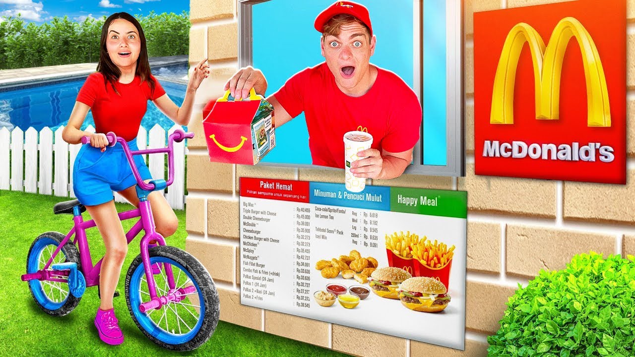 COSTRUISCO UN MCDONALD’S DRIVE IN PISCINA NELLA VITA REALE CON I NOSTRI AMICI..!🍟