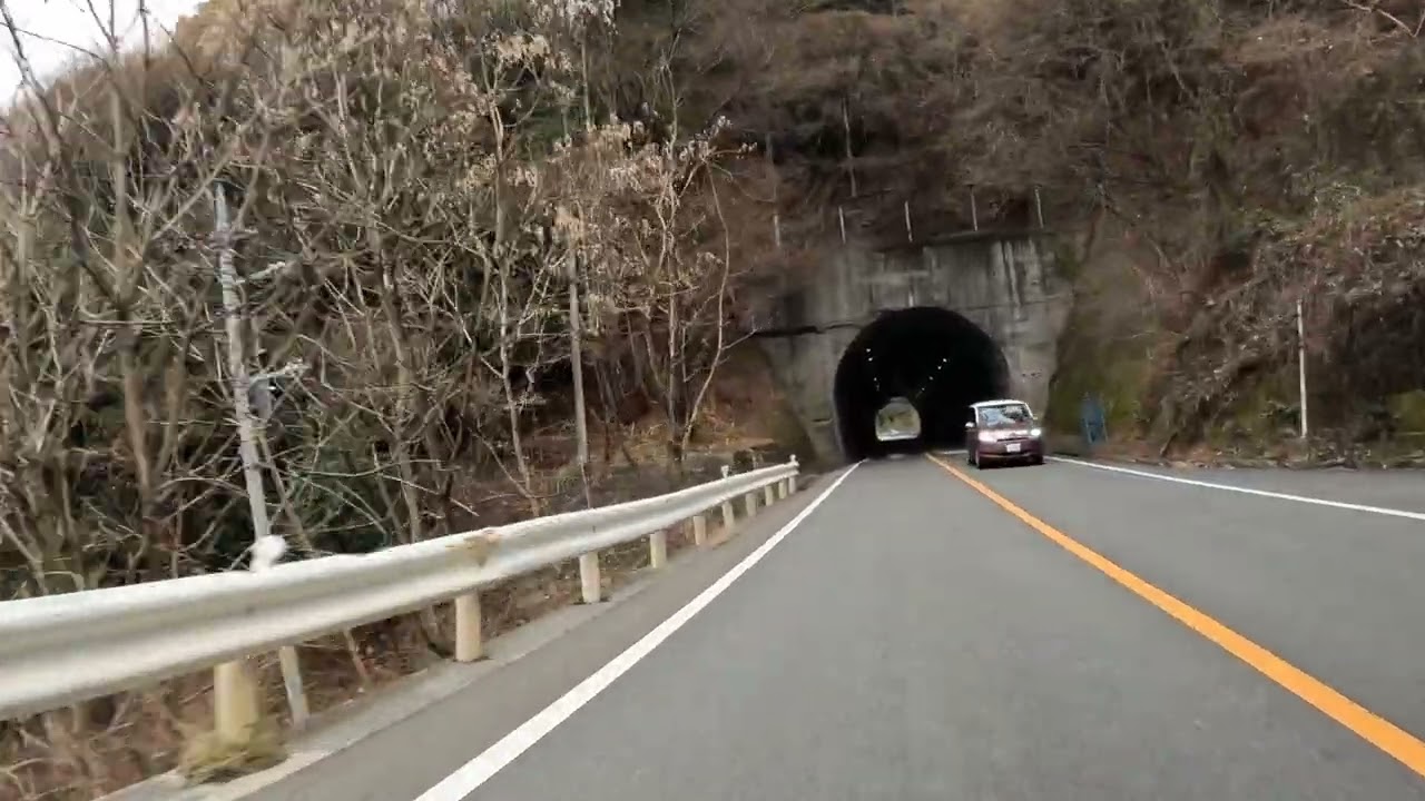 山道をドライブ