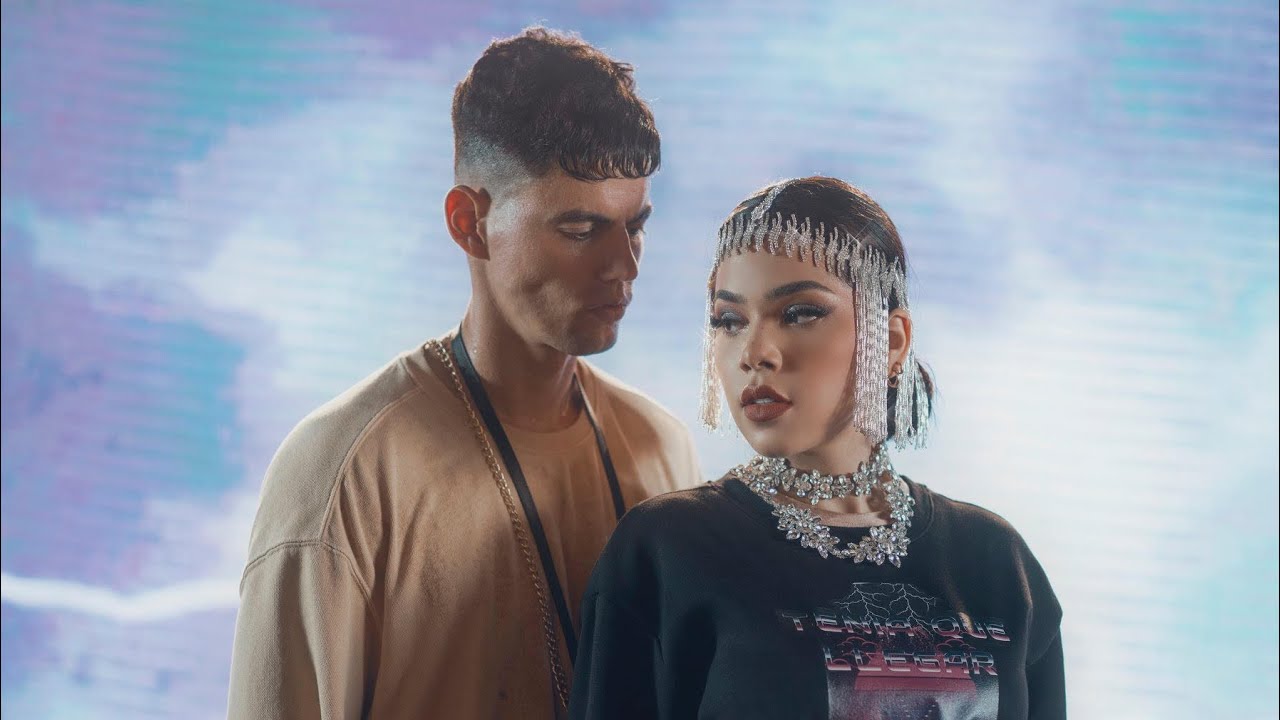 Kenia Os - Tenía que llegar (Official Music Video)
