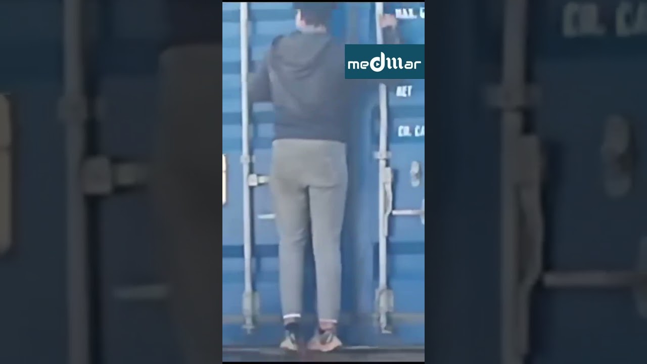 شاب عالق في حاوية نقل السلع