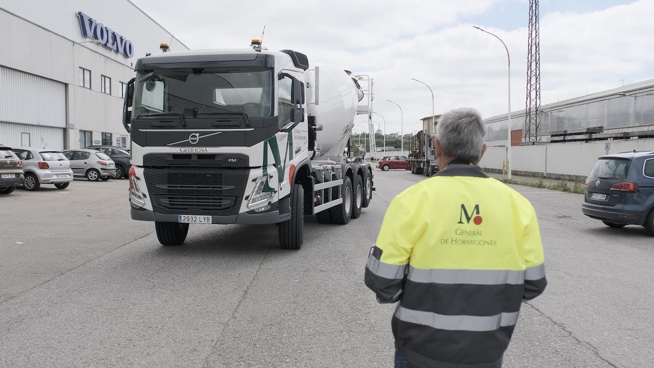 Volvo Trucks: Volvo FM Tridem 8x4 con hormigonera y control remoto