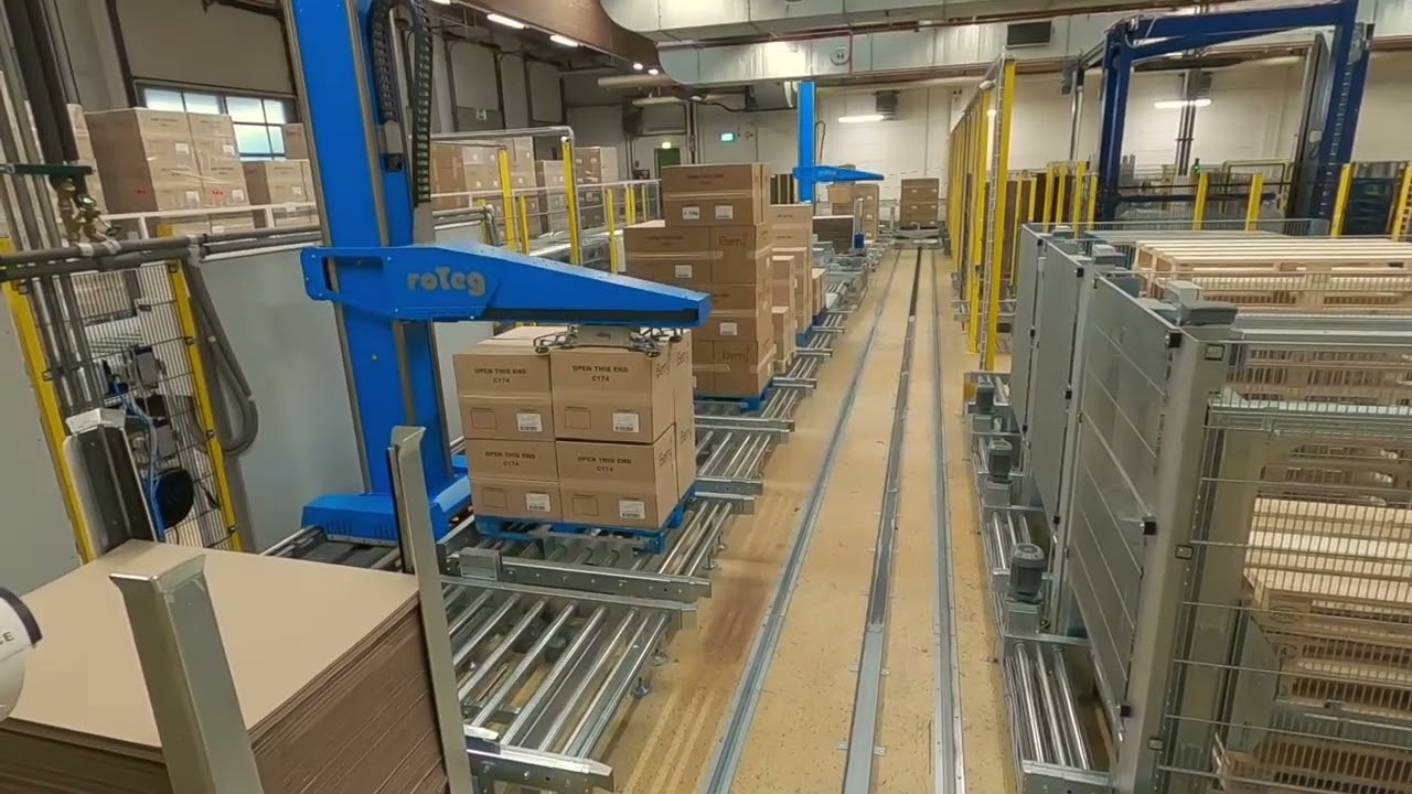 Vollautomatische Palettieranlage von roTeg bei Berry Superfos | Palettierroboter & Fördertechnik
