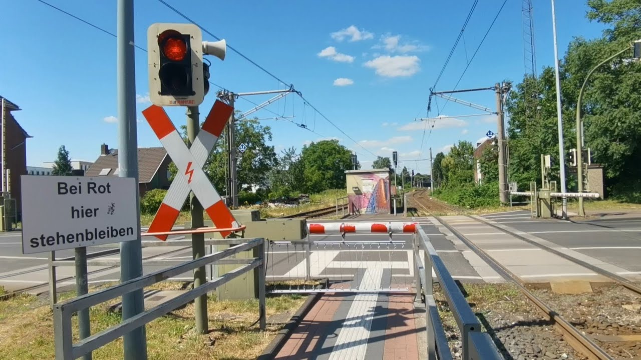 Bahnübergang mit Wecker | Hermülheim (Köln) | #bahnübergang #railroadcrossing #köln #stadtbahn