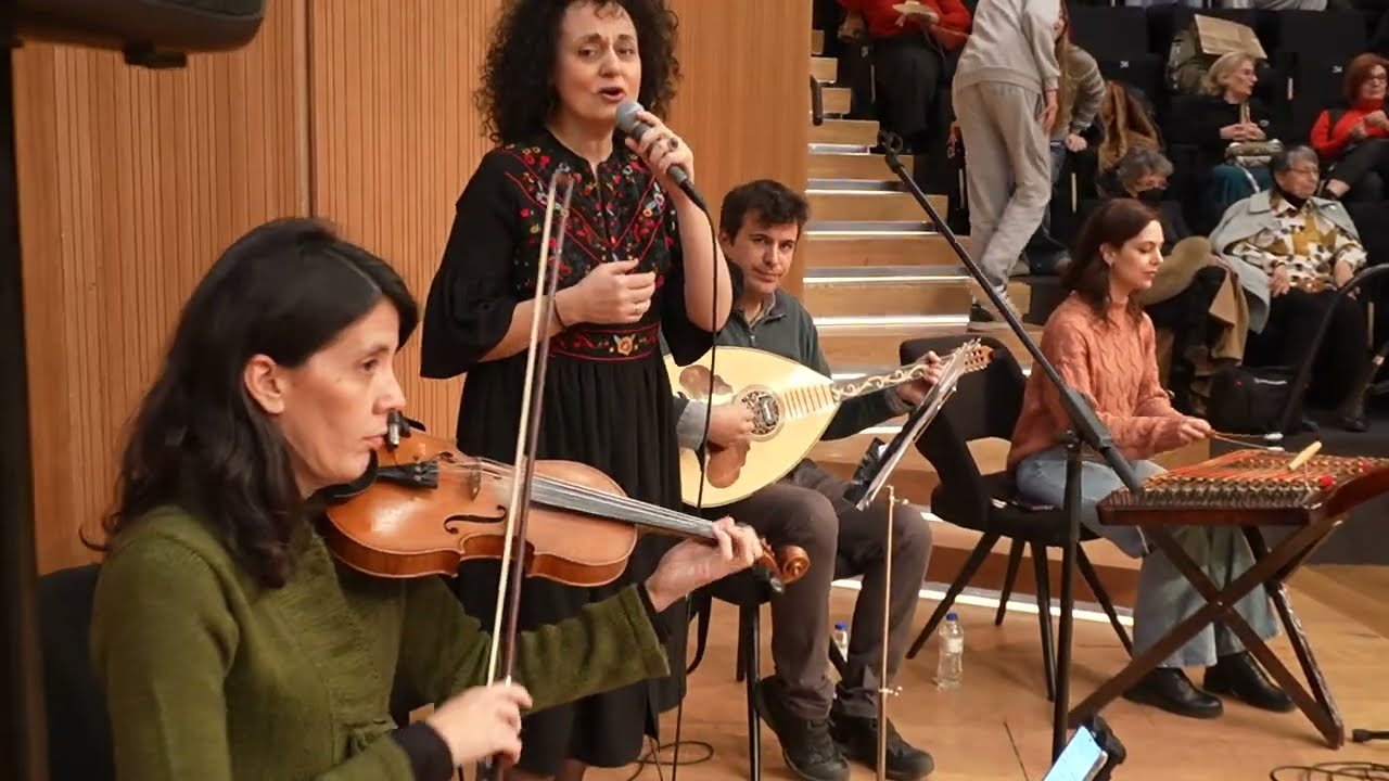 Σαν τον ουρανό φαντάζεις   Μα γιάντα την τραγιάσκα σου Το λουλουδάκι του μπαξέ.