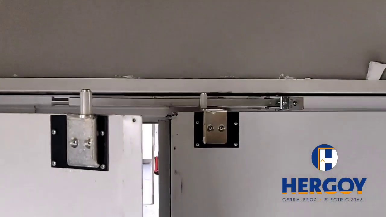 Selector de cierre Dorma en puerta cortafuego metálica