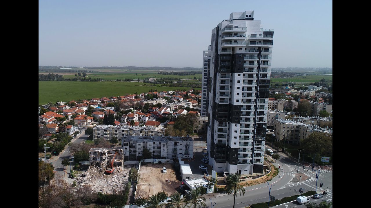 גרופית-יבנה צפון-הריסת הבניין הראשון  במסגרת  פרויקט בינוי פינוי ביבנה צילום חכם-רמי חכם