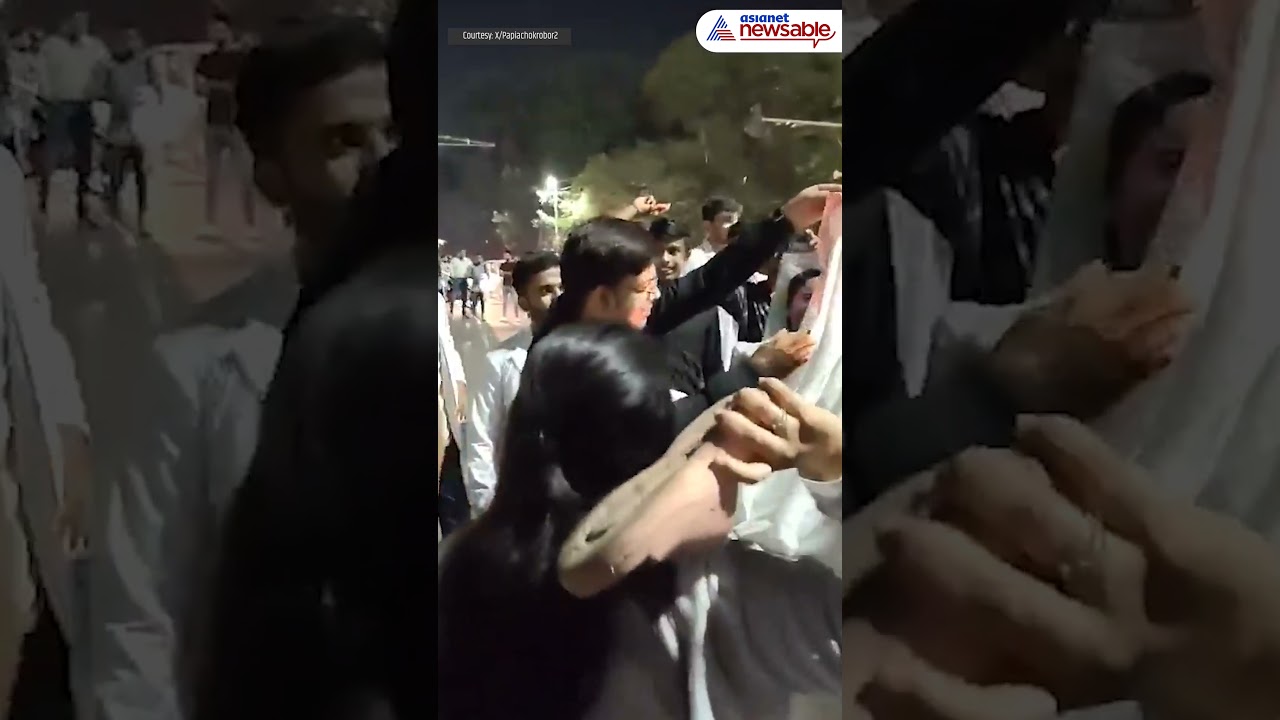 Protest in Delhi: Video Emerges of Doctor Hitting Mamata Banerjee's Poster with Slippers