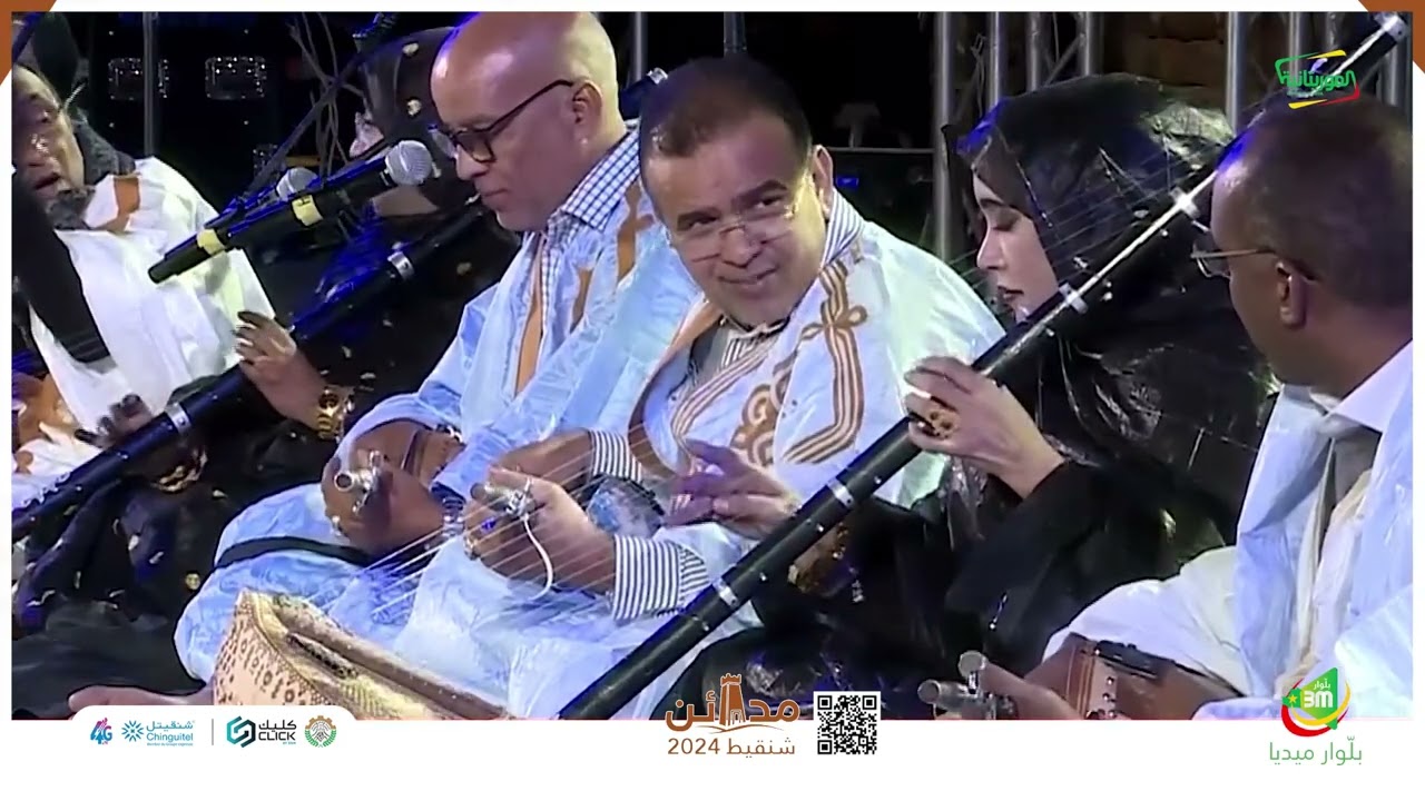 جلسة فنية تقليدية من أداء مجموعة من الفنانين  في السهرة الأولى من مهرجان مدائن التراث 13