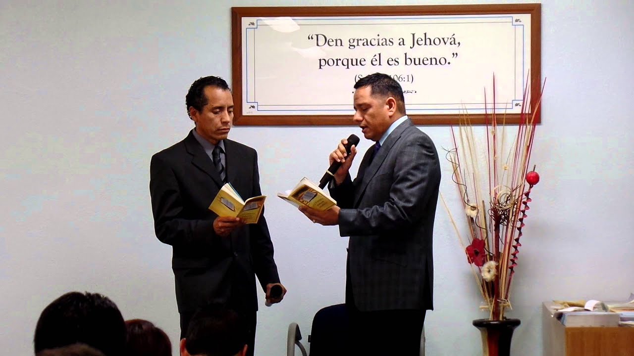 Ofreciendo un estudio bíblico.