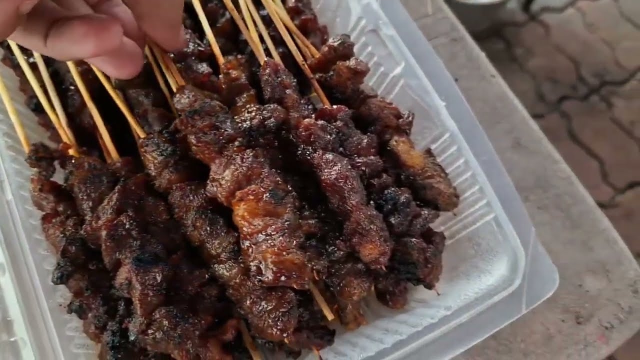 Buka Gerai Sate / Susun Barang / Santai