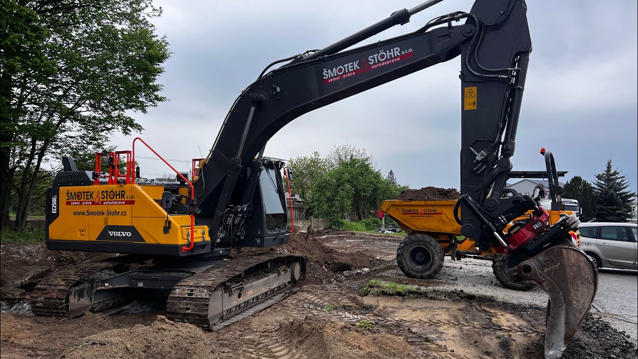 Купили новый Volvo EC 250 EL, Таскаем миксер бульдозером в поле