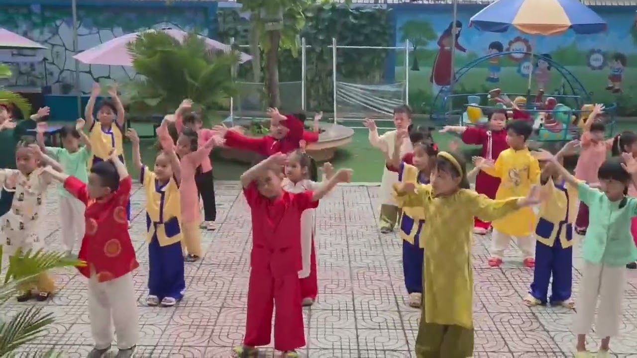 Các bé đồng diễn hưởng ứng 