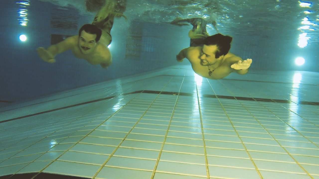 EINMAL MEERJUNGFRAU! | mainDing-Manu schwimmt mit Meermann Chris Riel | Merman - Interview