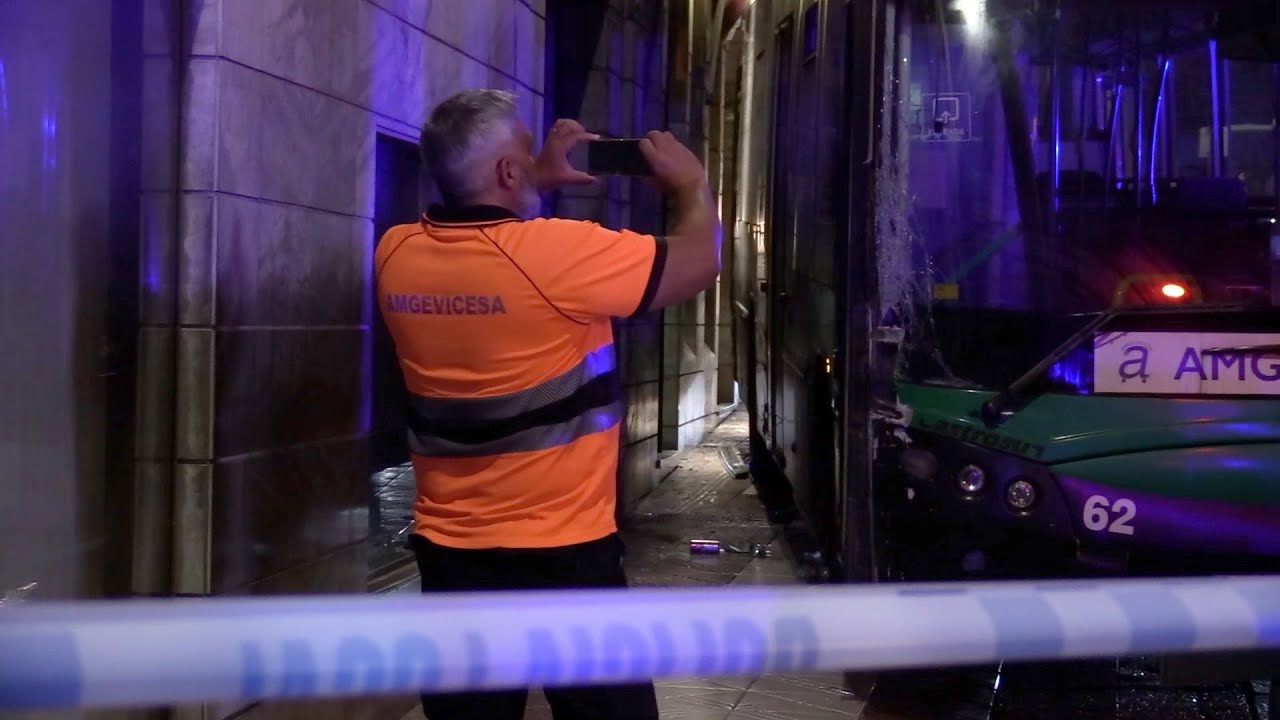 Aparatoso accidente de un autobús: los pasajeros atrapados