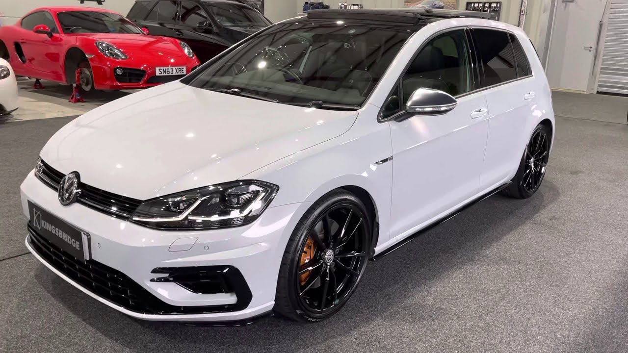 VW Golf R Mk7.5 5dr DSG AWD 2017 года. Цвет: серебристо-белый перламутровый + панорамная крыша + ...