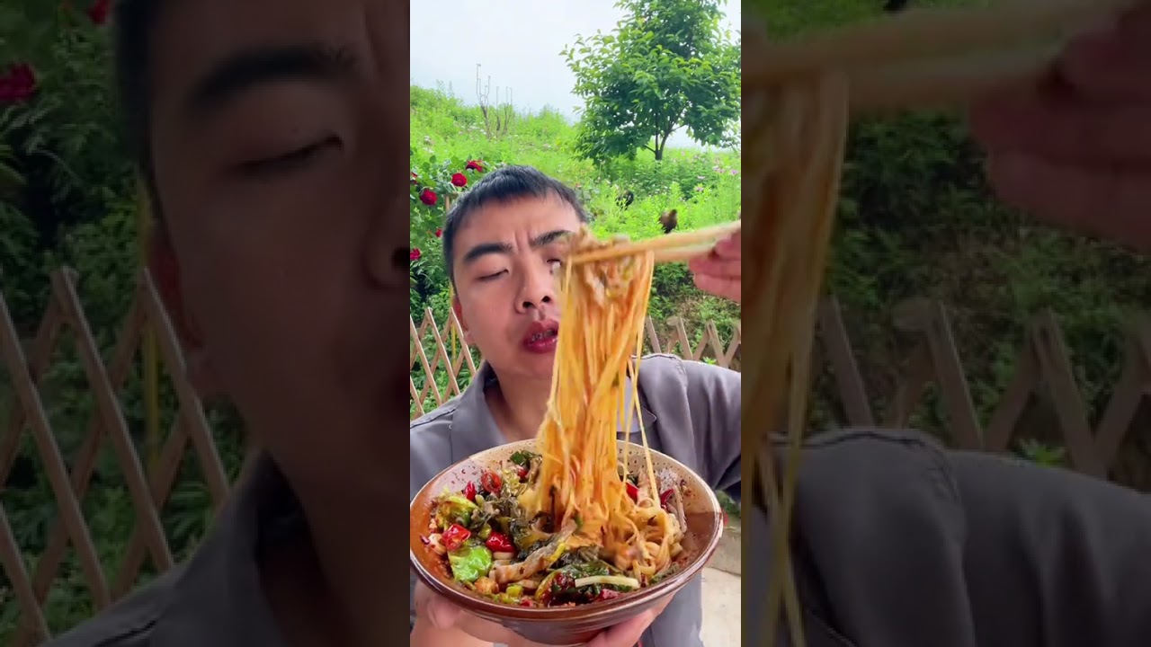 兄弟姐妹们 吃饭了哦 今天吃酸菜肉丝面条 简简单单又是一餐#抖音美食推荐官 #农村美食 #记录我的农村生活 @DOU+小助手