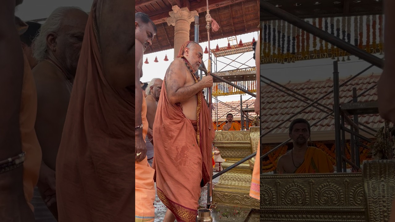 Sri Vijayendra Saraswathi Swamigal offering flowers to Shree Panchamukhi Anjaneya|