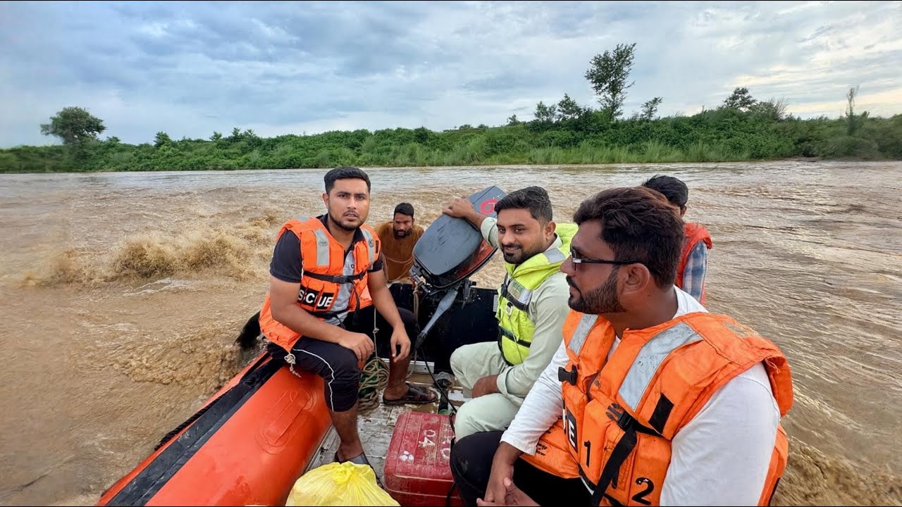 Flood in our Area 😰 | Flood Mein Phanse Logon Ke Liay Khana