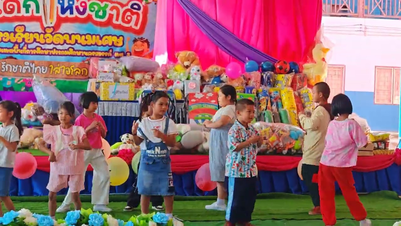 การแสดงชุด​ หนุ่มเมืองเพชร​ นักเรียนชั้น​ ป.1-3