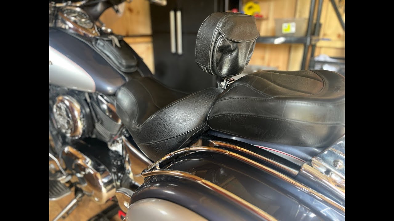 2001 Kawasaki Vulcan Nomad 1500cc: Seat Removal