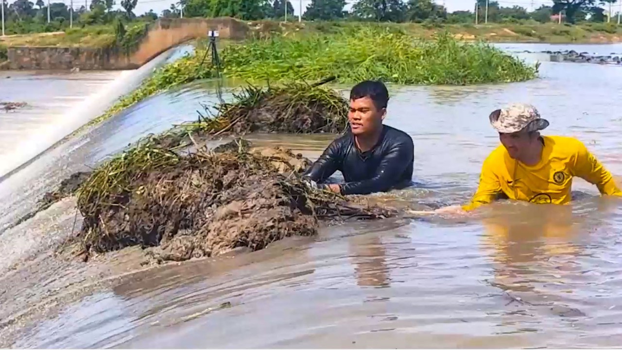 Action Remove Grass And Mud Growth Over Dam Drainage After Heavy Rain