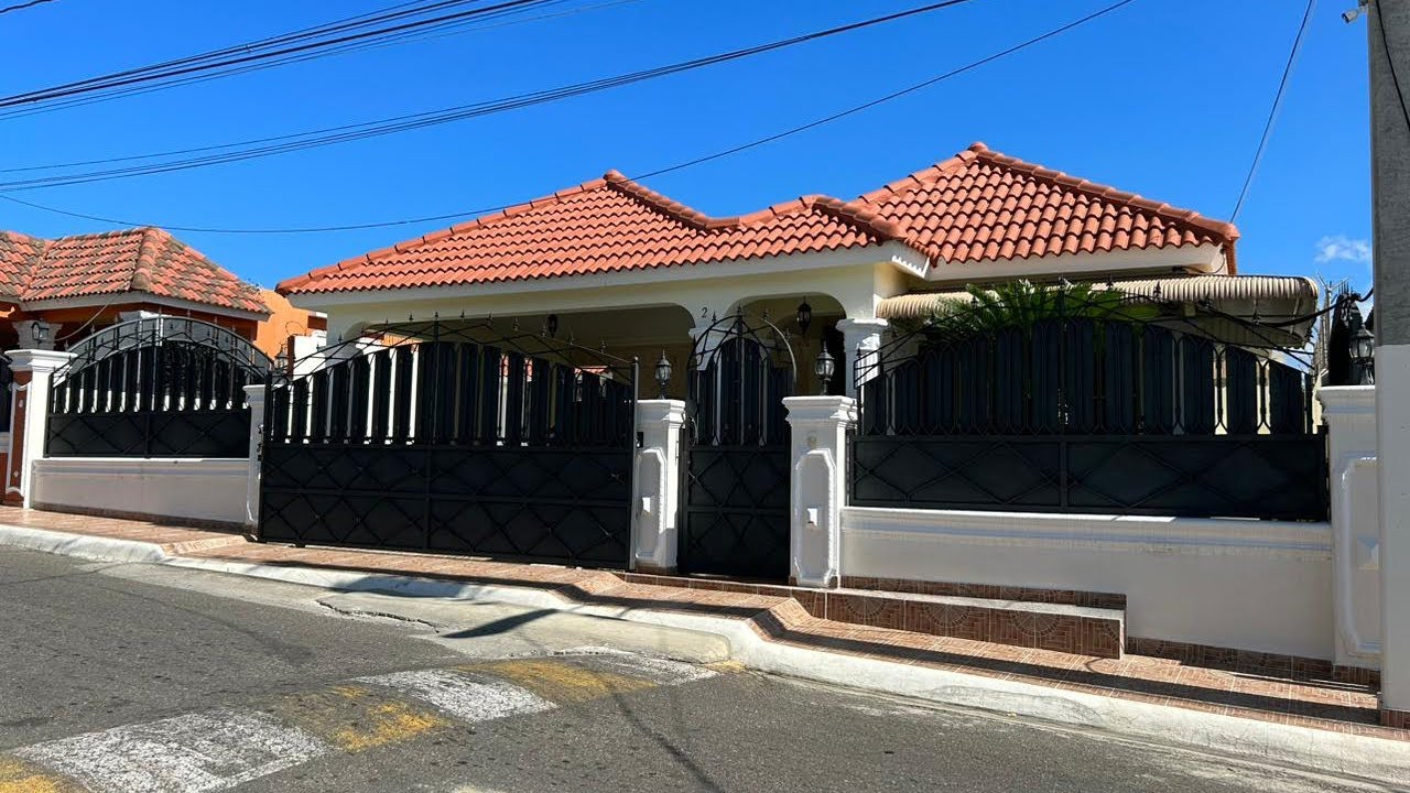 CASA DE VENTA EN SANTIAGO DE LOS CABALLEROS LAS ANTILLAS CON MUCHO PATIO.