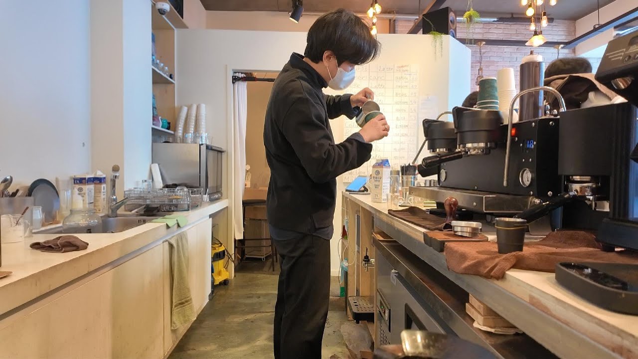 오피스 상권 혼잡한 점심 시간 카페 일상