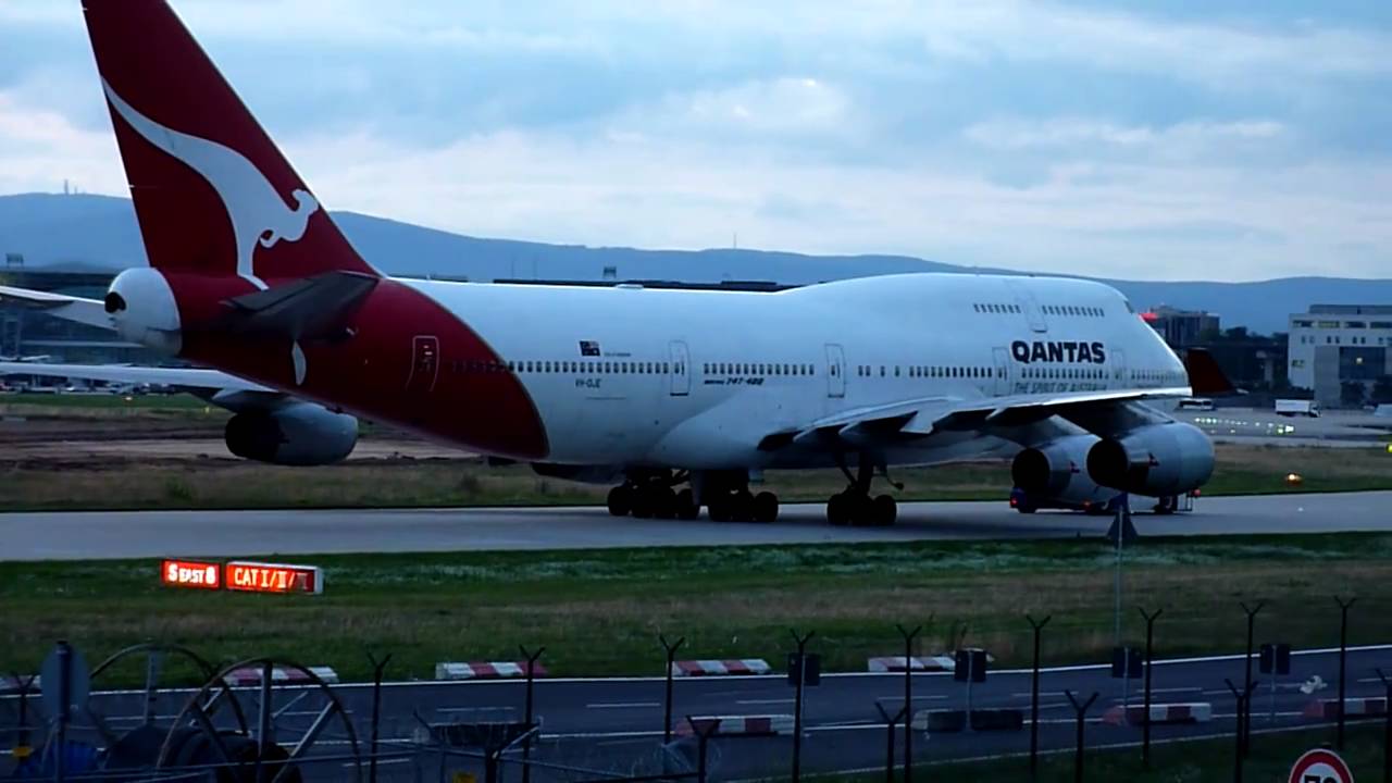 Qantas Boeing 747-400 (VH-OJE) towed to terminal at FRA/EDDF (Frankfurt - am Main)